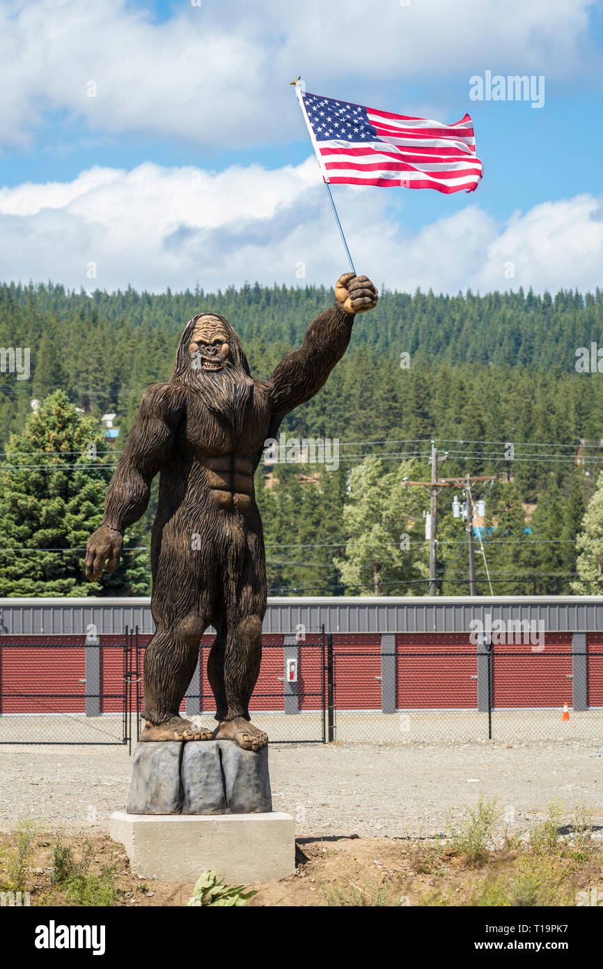Bigfoot sasquatch figure holding an American flag in Cle Elem, Washington, Pacific Northwest, United States. Unique, quirky, local roadside attraction Stock Photo