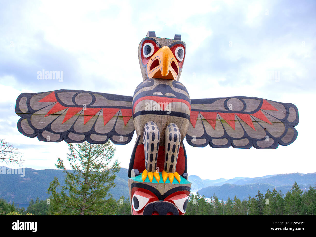 Eagle totem pole hi-res stock photography and images - Alamy