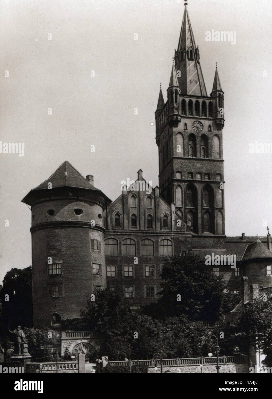 geography / travel historic, Russia, cities and communities, Kaliningrad (Koenigsberg), castle and castle church, exterior view at Kaiser-Wilhelm-Platz, picture postcard, Deutscher Kunstverlag, 1930s, Additional-Rights-Clearance-Info-Not-Available Stock Photo
