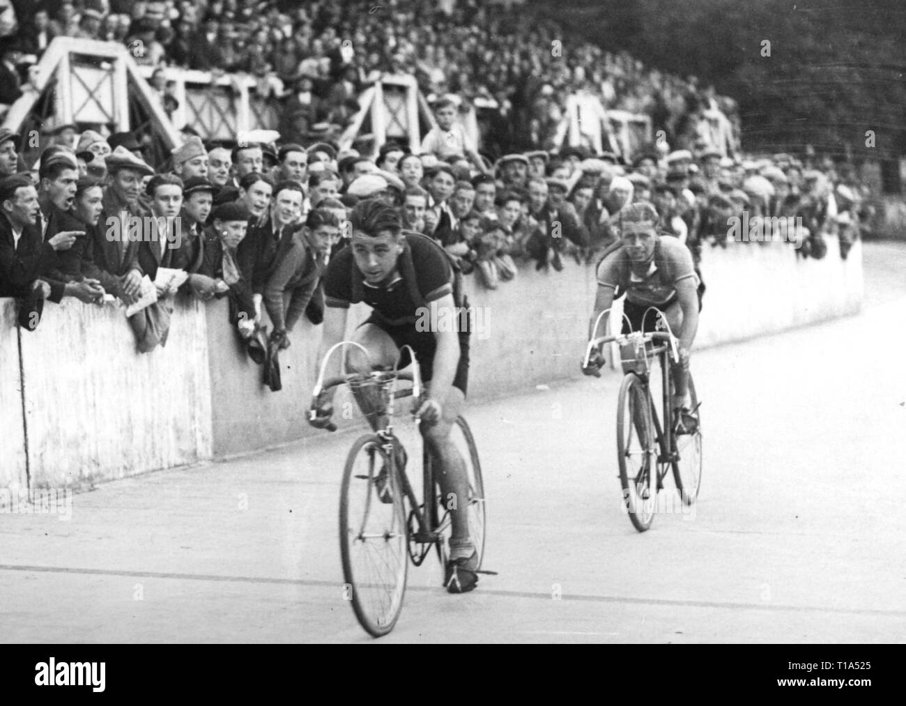 sports, cycling, cycle race, Tour de France 1936, 2nd stage, Lille - Charleville, Robert Wierinckx (Belgium) reaches the finish ahead of Robert Tanneveau (France), 8.7.1936, Additional-Rights-Clearance-Info-Not-Available Stock Photo