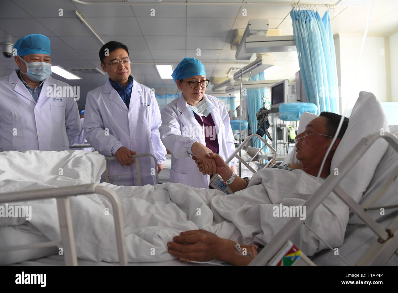 Beijing March 25 19 Xinhua Sun Qingfang 2nd R Chief Physician Of Neurosurgery Of Ruijin Hospital Affiliated With Shanghai Jiaotong University School Of Medicine And Other Doctors Check An
