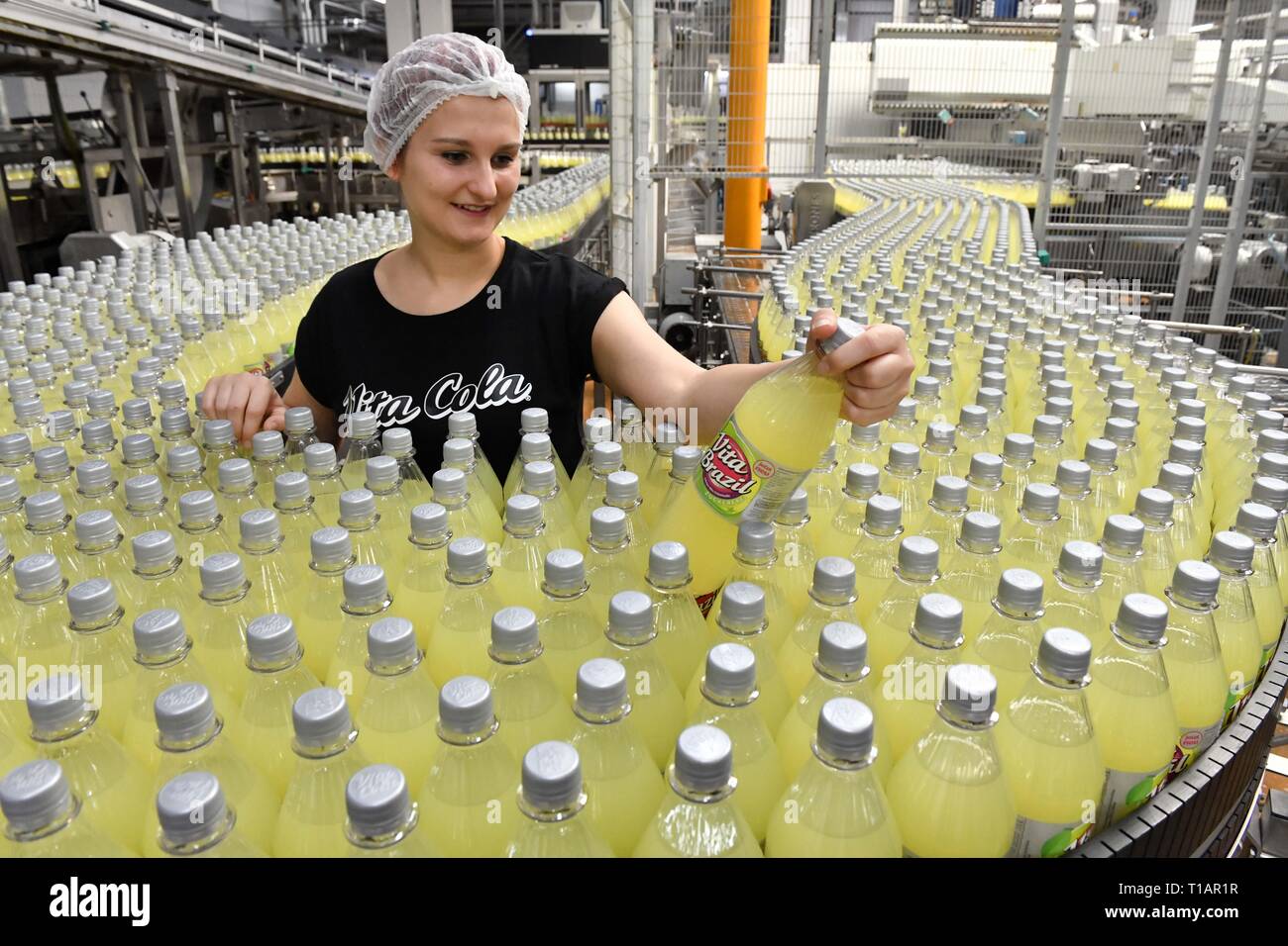 Schmalkalden, Germany. 22nd Mar, 2019. Sophia Danke, employee of Thüringer Waldquell Mineralbrunnen GmbH, supervises the filling of Vita Brazil sugar-free. This and another sugar-free lemonade will be on the market in a few days. For the Vita Cola brand, the company draws a positive balance. At 89 million litres, eight percent more soft drinks were sold in 2018 than in 2017. Credit: Martin Schutt/dpa-Zentralbild/dpa/Alamy Live News Stock Photo