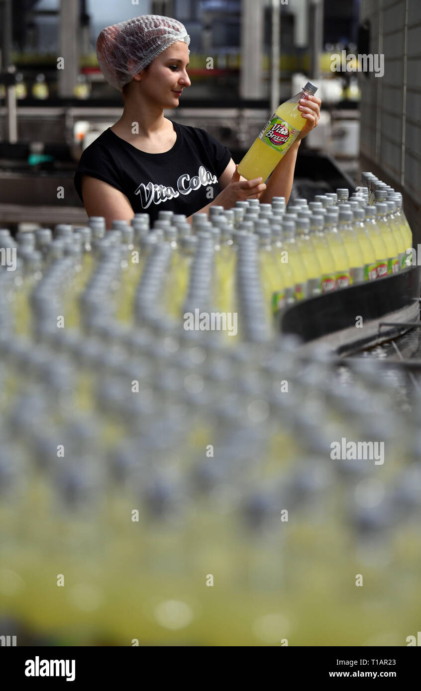 Schmalkalden, Germany. 22nd Mar, 2019. Sophia Danke, employee of Thüringer Waldquell Mineralbrunnen GmbH, supervises the filling of Vita Brazil sugar-free. This and another sugar-free lemonade will be on the market in a few days. For the Vita Cola brand, the company draws a positive balance. At 89 million litres, eight percent more soft drinks were sold in 2018 than in 2017. Credit: Martin Schutt/dpa-Zentralbild/dpa/Alamy Live News Stock Photo