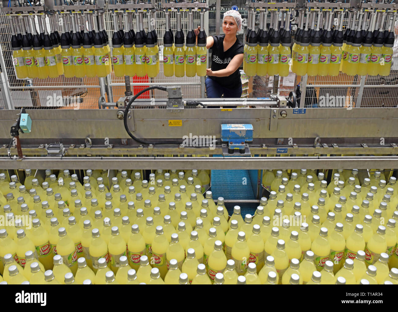 Schmalkalden, Germany. 22nd Mar, 2019. Sophia Danke, employee of Thüringer Waldquell Mineralbrunnen GmbH, supervises the filling of Vita Brazil sugar-free. This and another sugar-free lemonade will be on the market in a few days. For the Vita Cola brand, the company draws a positive balance. At 89 million litres, eight percent more soft drinks were sold in 2018 than in 2017. Credit: Martin Schutt/dpa-Zentralbild/dpa/Alamy Live News Stock Photo