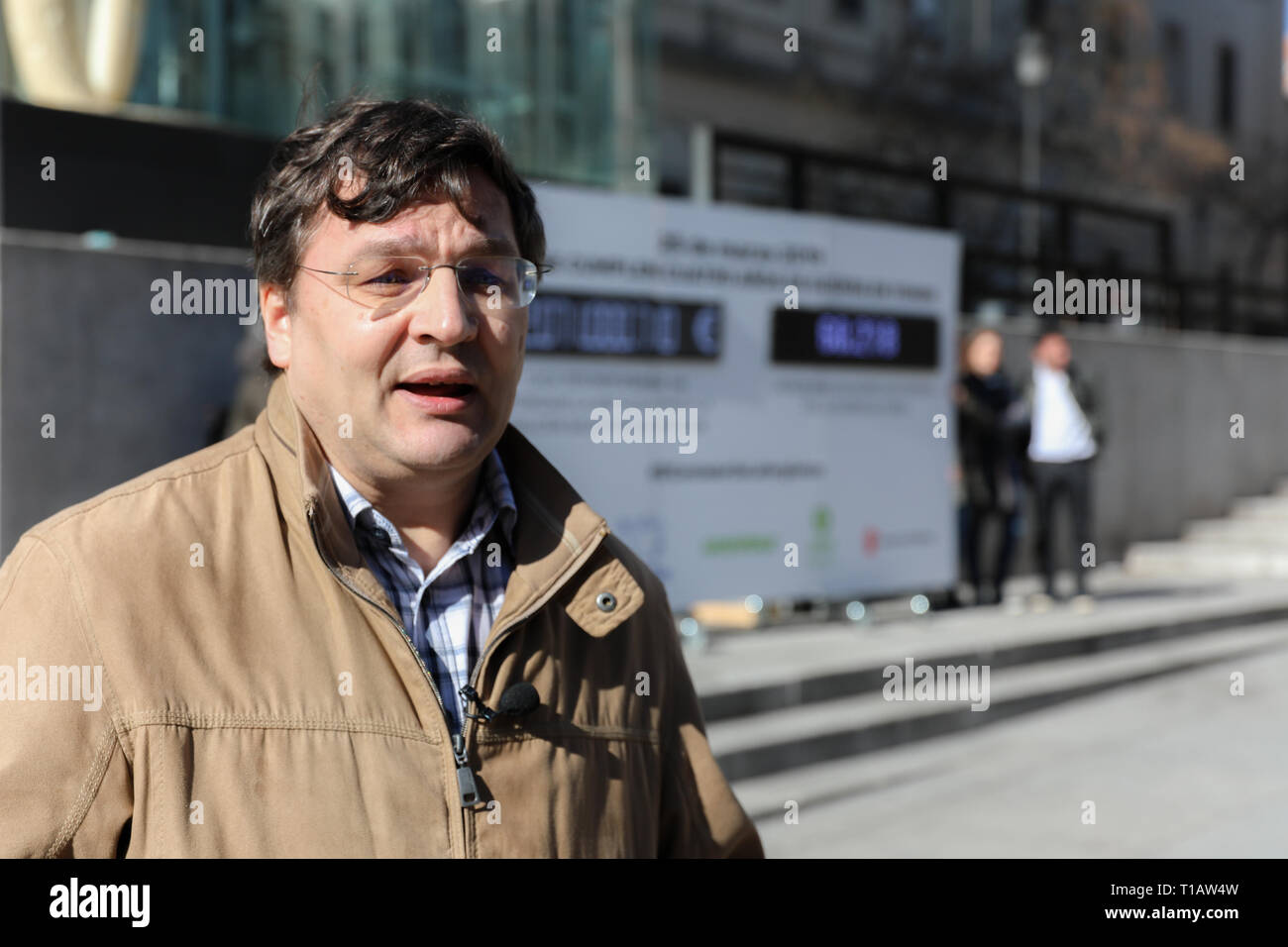Madrid, Spain. 25th Mar, 2019. Alberto Estevez, spokesman for the campaign, appears giving a statement to the media. Several organizations have installed the accountant of the shame at the end of four years since the beginning of the conflict in Yemen and it is required that the export of Spanish arms to the Saudi coalition be stopped. Credit: Jesús Hellin/Alamy Live News Stock Photo