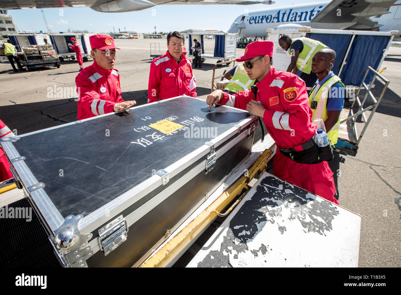 Beira, Mozambique. 25th Mar, 2019. Chinese rescue team members transfer the newly-arrived equipment and materials at Beira International Airport, Beira, Mozambique, on March 25, 2019. A Chinese rescue team comprised of 65 members arrived at Beira International Airport in Mozambique on Monday after Cyclone Idai wreaked havoc in the southeastern African country. Credit: Zhang Yu/Xinhua/Alamy Live News Stock Photo