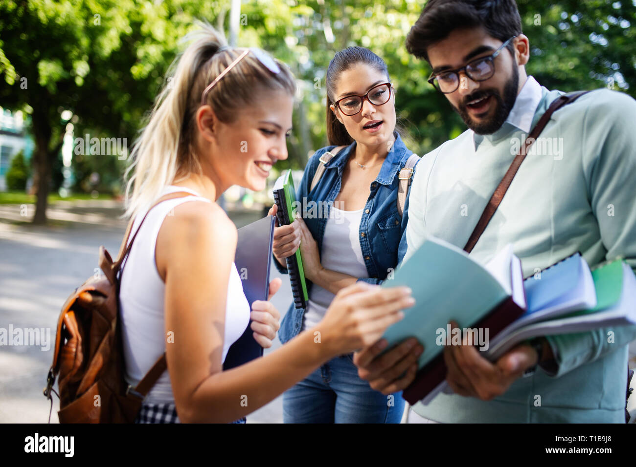 Cheerful college friends group hi-res stock photography and images - Alamy