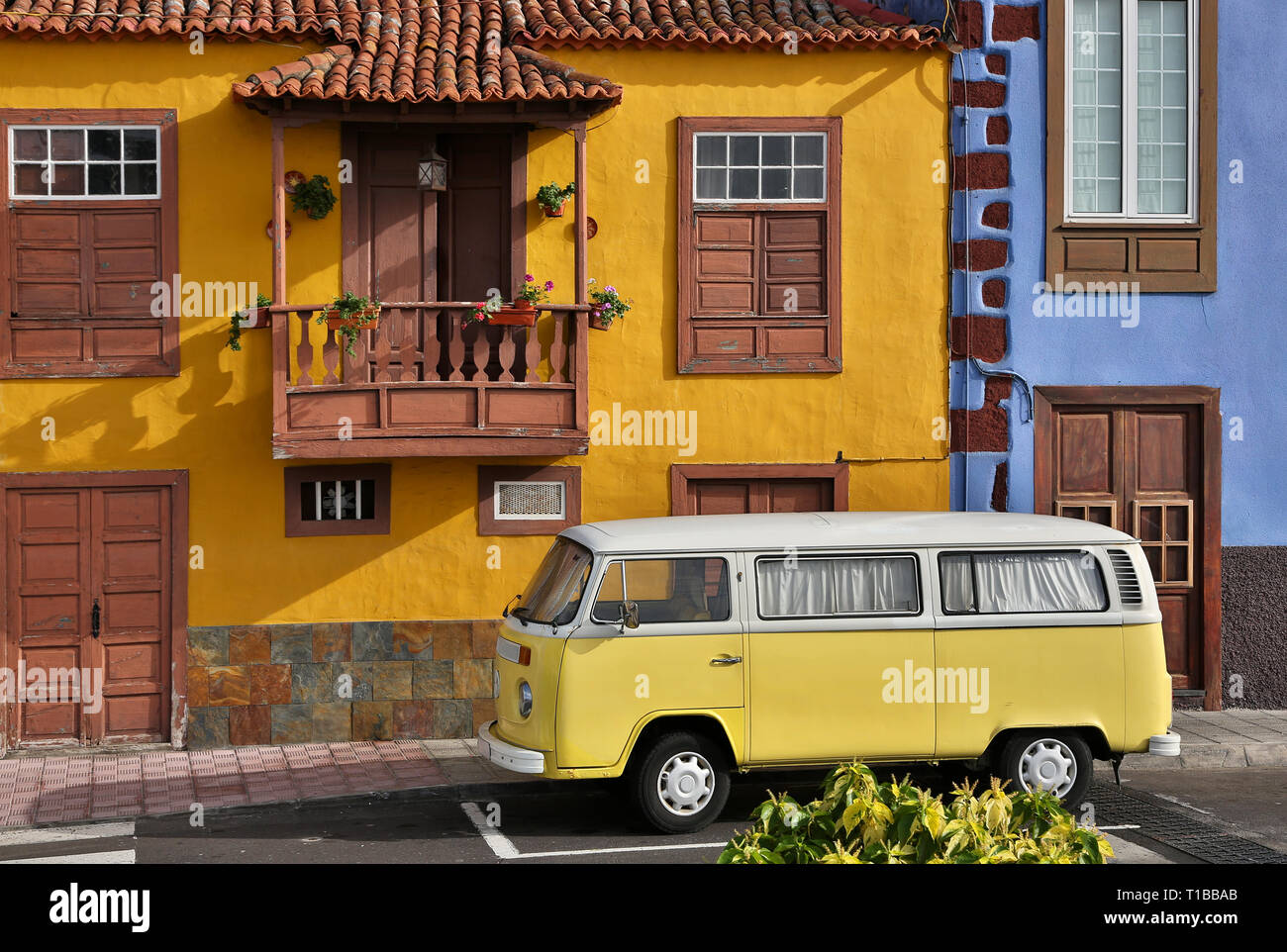 Old camper van in front of traditional biuldings in Tazacorte (La Palma, Canary Islands) Stock Photo