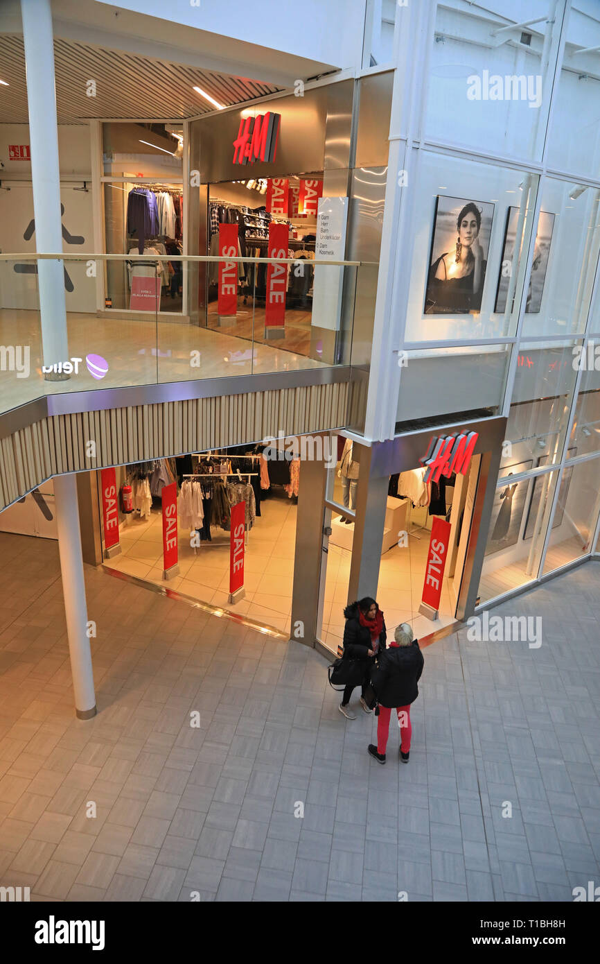 LINKÖPING 20180128 Hennes & Mauritz (H&M) store in a mall. Mannequins in a  shop window. Photo Jeppe Gustafsson Stock Photo - Alamy