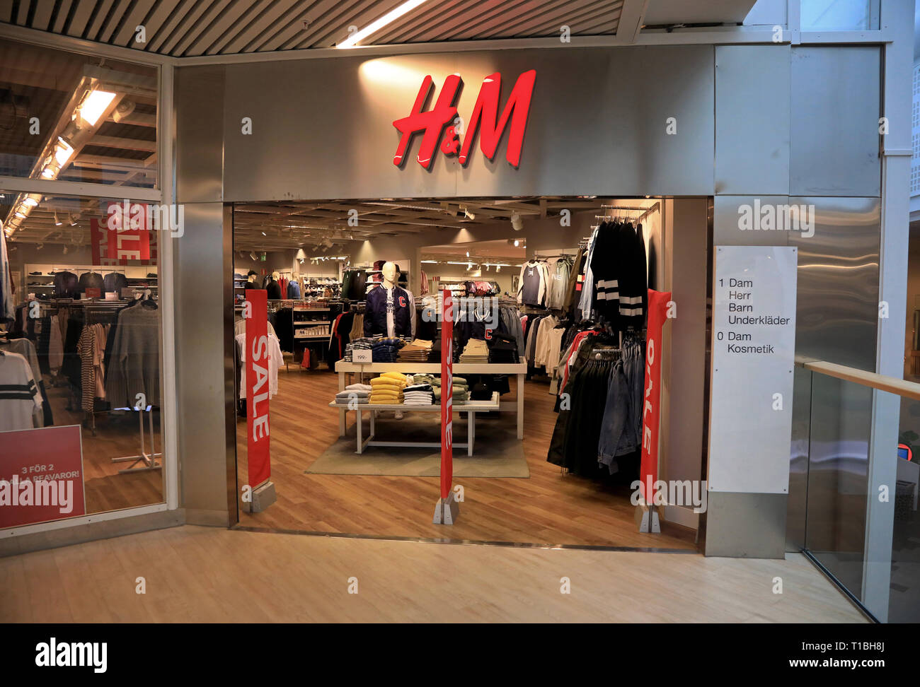 LINKÖPING 20180128 Hennes & Mauritz (H&M) store in a mall. Mannequins in a  shop window. Photo Jeppe Gustafsson Stock Photo - Alamy