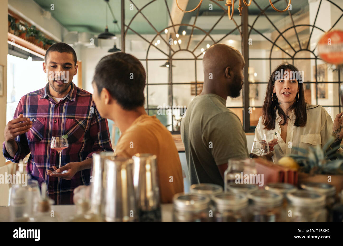 Young men at bar counter hi-res stock photography and images - Alamy