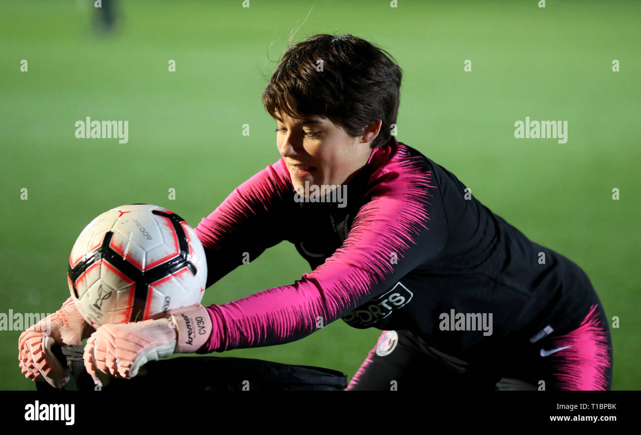 Womens goalkeeper hi-res stock photography and images - Alamy