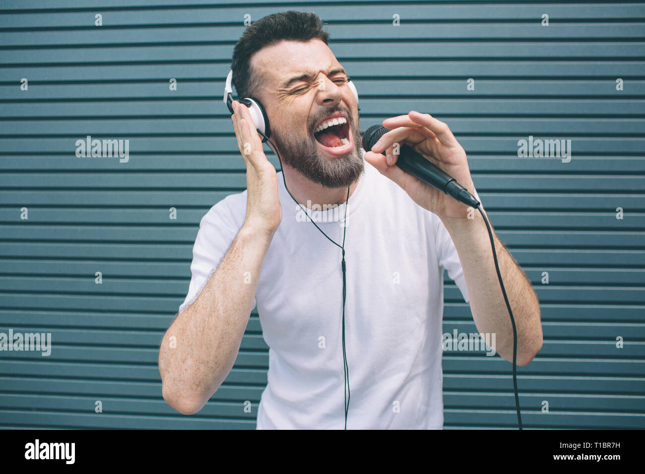 Sing in loud. Парень поет. счастливые музыканты. fat guy singing in mic.