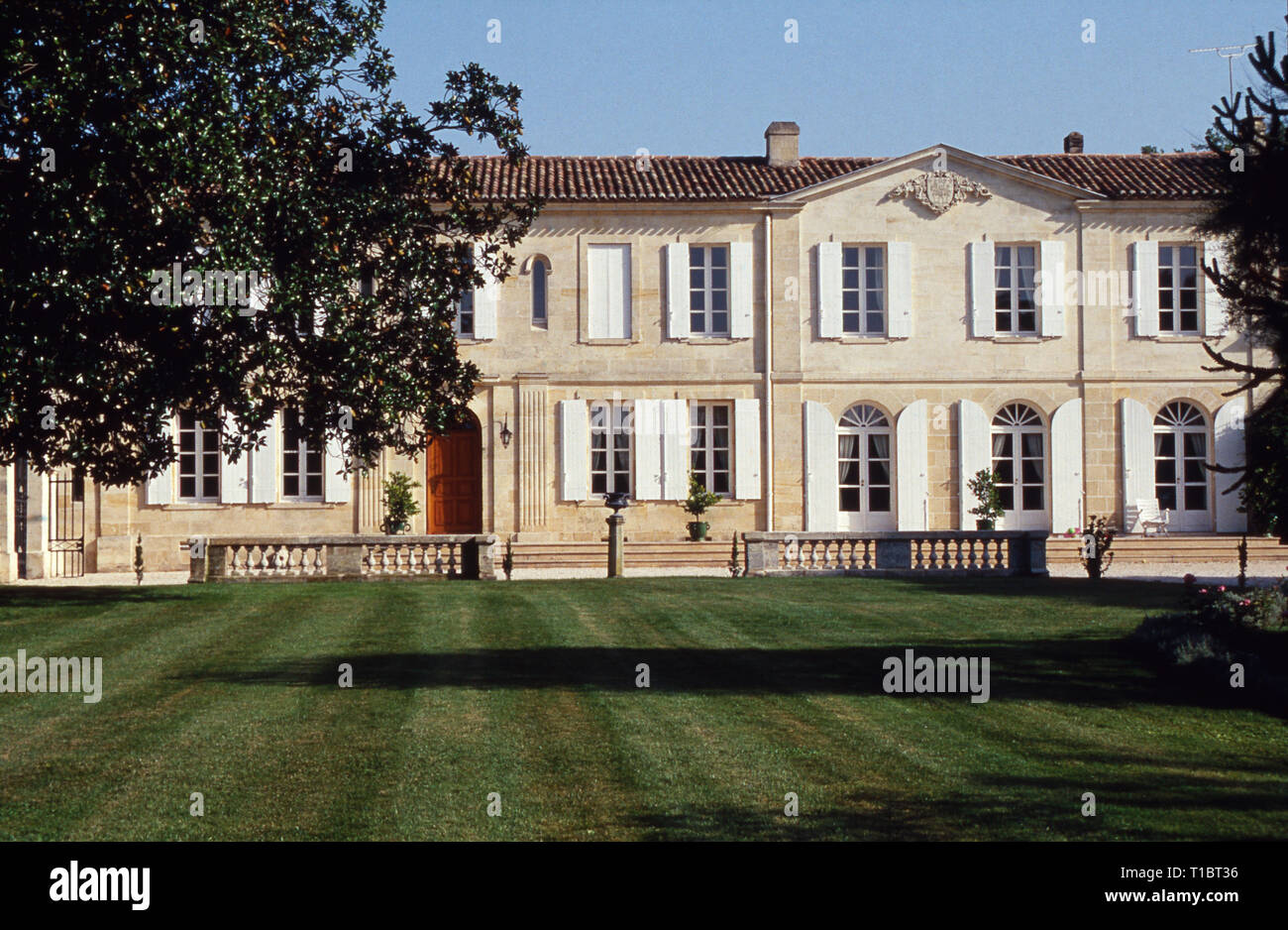 Neipperg'sches Weingut in der Gironde, Frankreich 1991. Von Neipperg wine growing estate at Gironde province, France 1991. Stock Photo