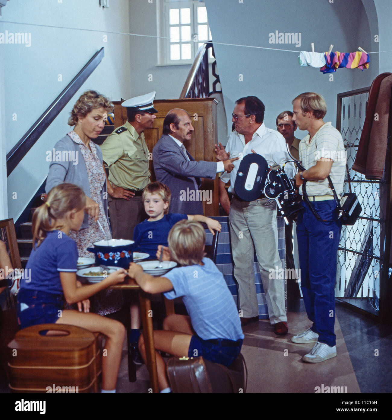 Großer Bahnhof - Hilfe! Die Franzosen kommen!, Fernsehfilm, Deutschland 1985, Regie: Georg Marischka, Darsteller: Witta Pohl, Dieter Ohlendiek, Heinz Meier, Achim Strietzel, Peter Faerber Stock Photo