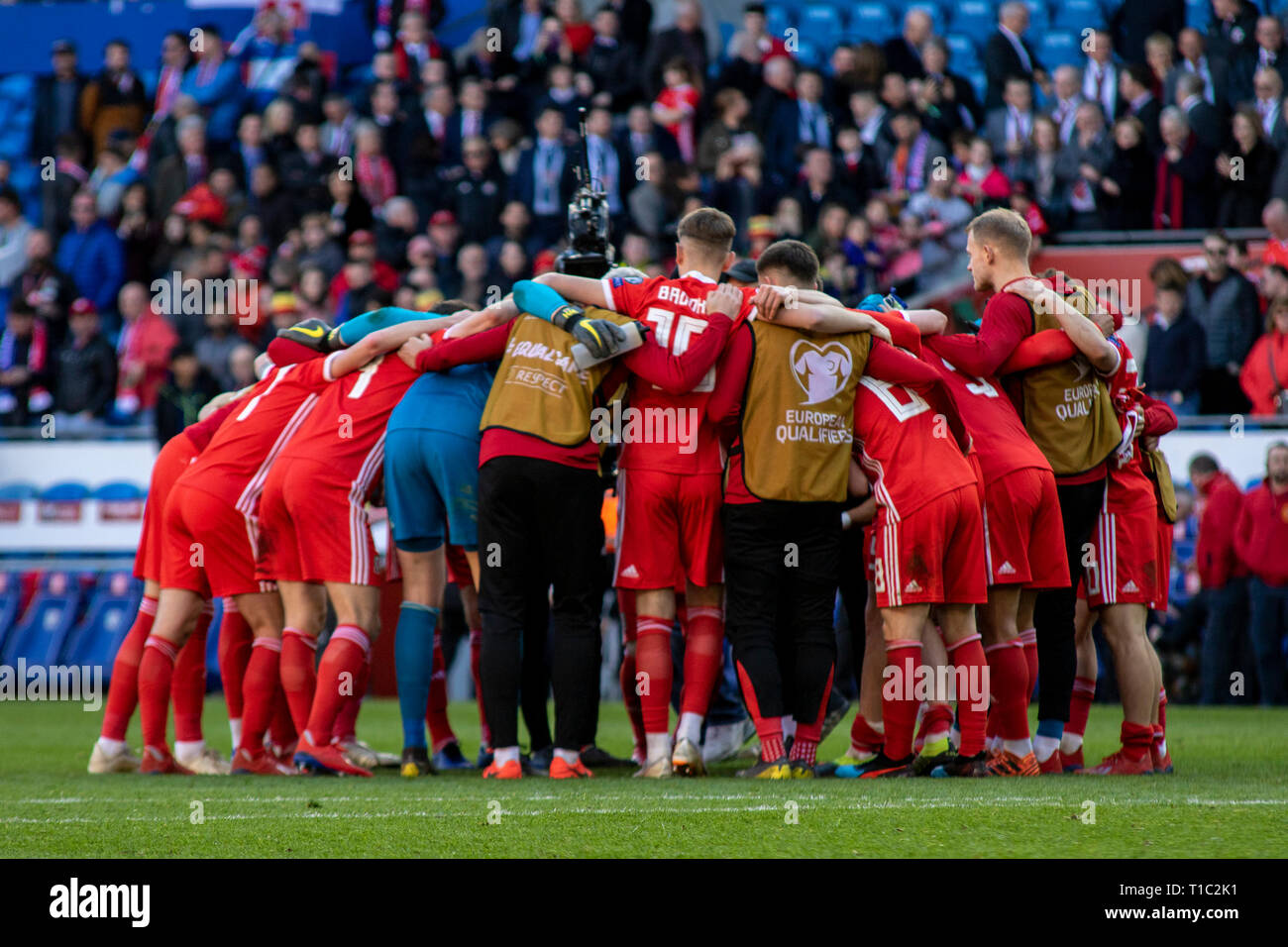 Wales team huddle at full time. Wales v Slovakia UEFA Euro 2020 Qualifier at the Cardiff City Stadium. Stock Photo