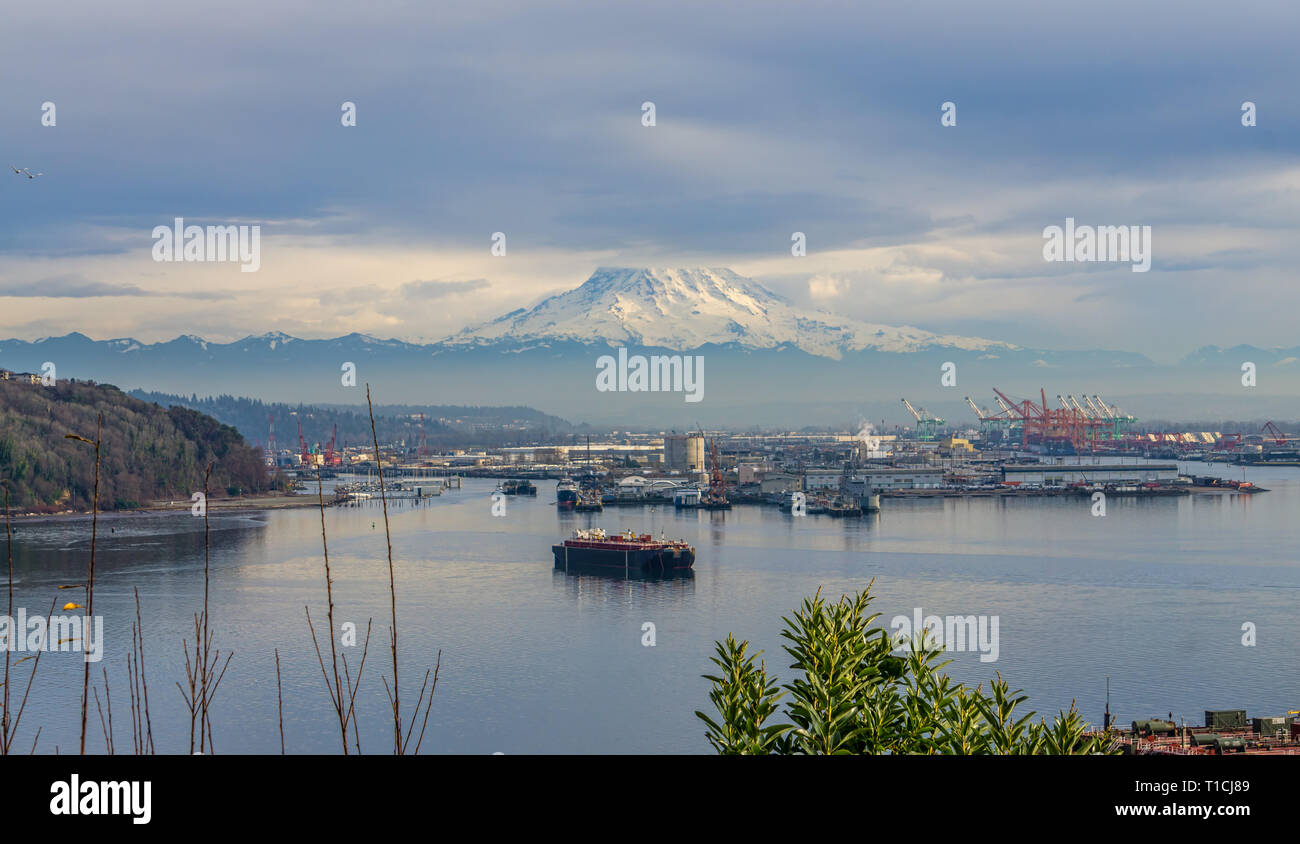 A view of the Port of Tacoma and Mount Rainier Stock Photo - Alamy