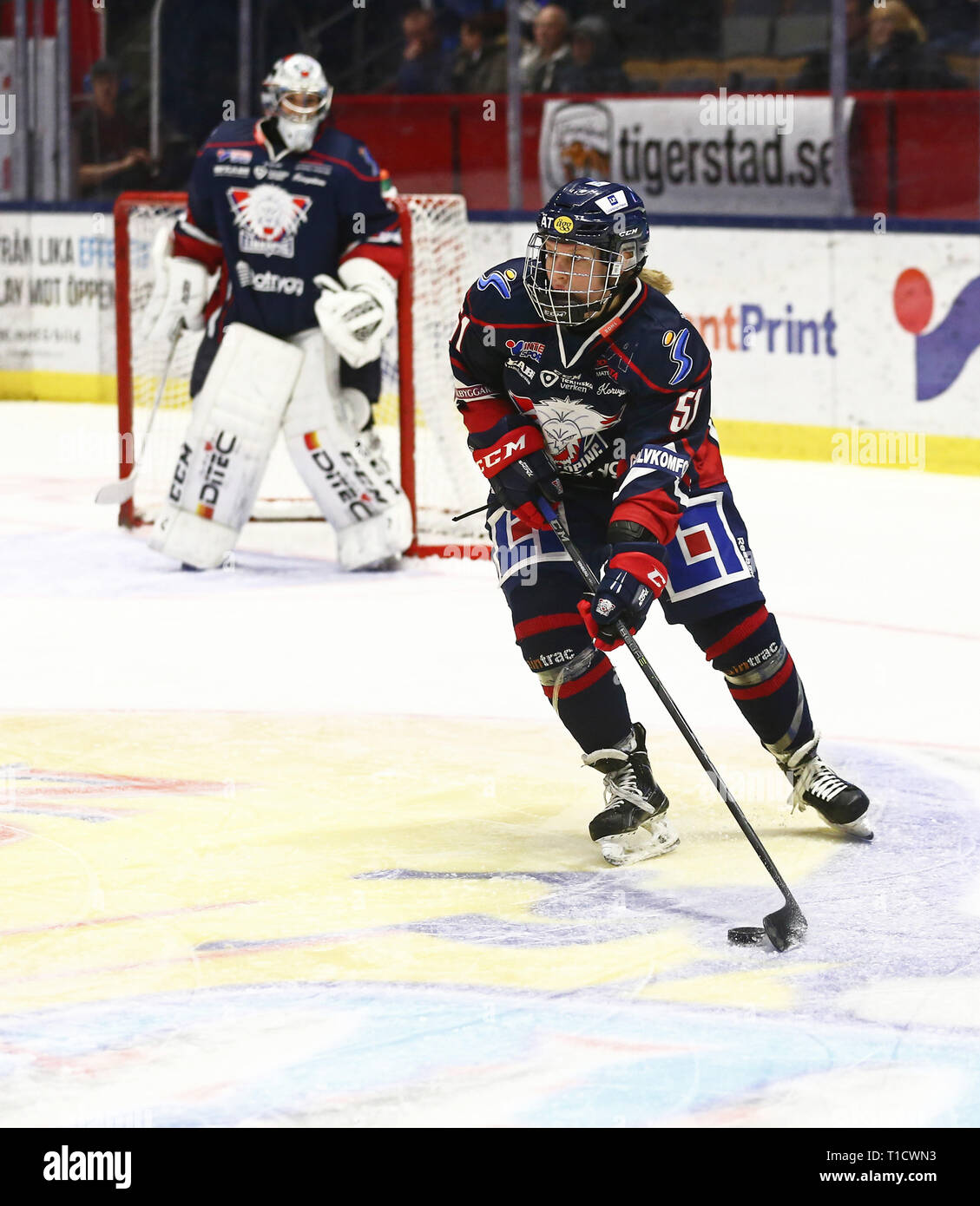 LINKÖPING 20171126 Publikrekord i SDHL, med 5 128 åskådare, i matchen mellan Linköpings HC-HV71 i Saab arena. Linköpings nr 51 Pernilla Winberg. Foto Jeppe Gustafsson Stock Photo