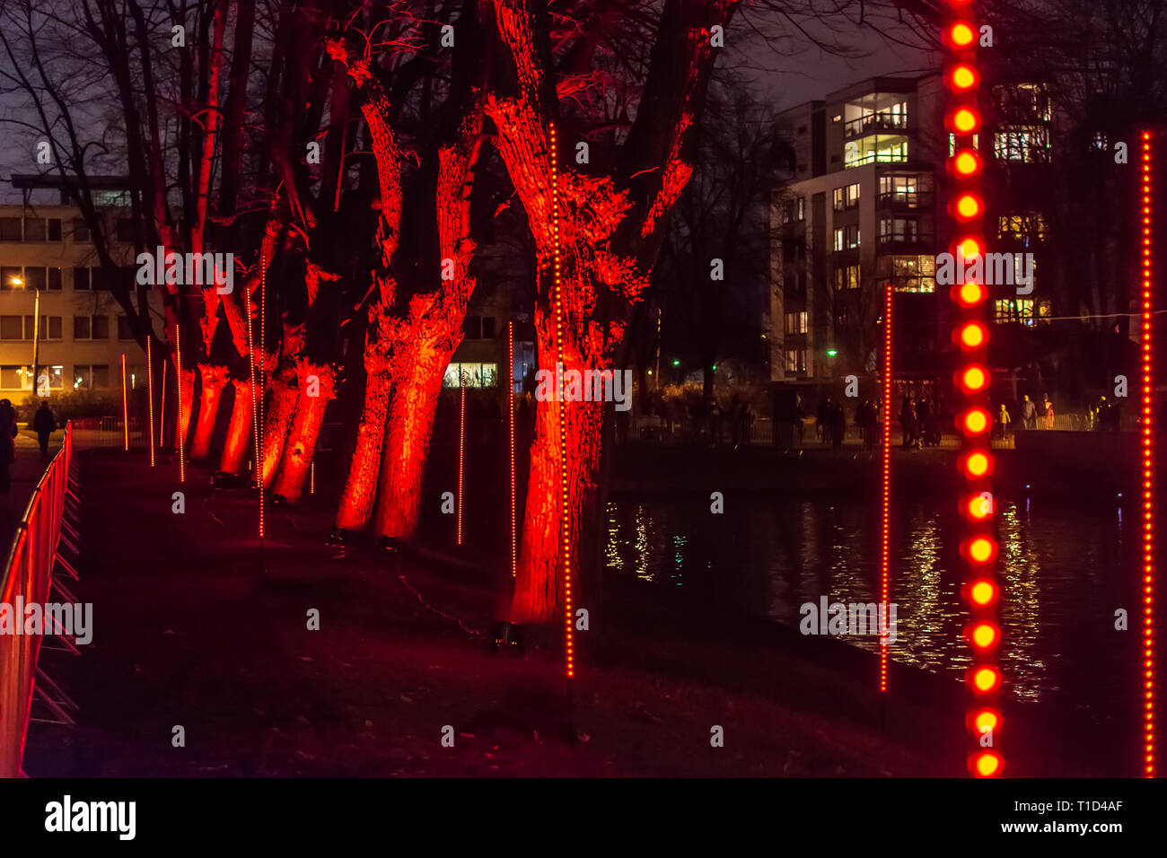 kaste Fleksibel Putte Red trees on the river bank illuminated by red lights as part of 'Forest of  Sensations' installation during the festival of light "Staro Riga Stock  Photo - Alamy