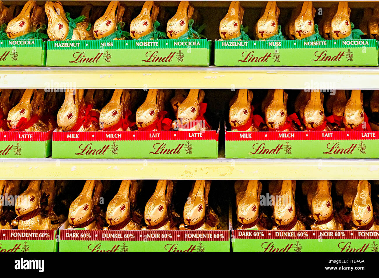 Foil wrapped Lindt Gold Bunny Chocolate Easter bunnies on store shelf Stock Photo