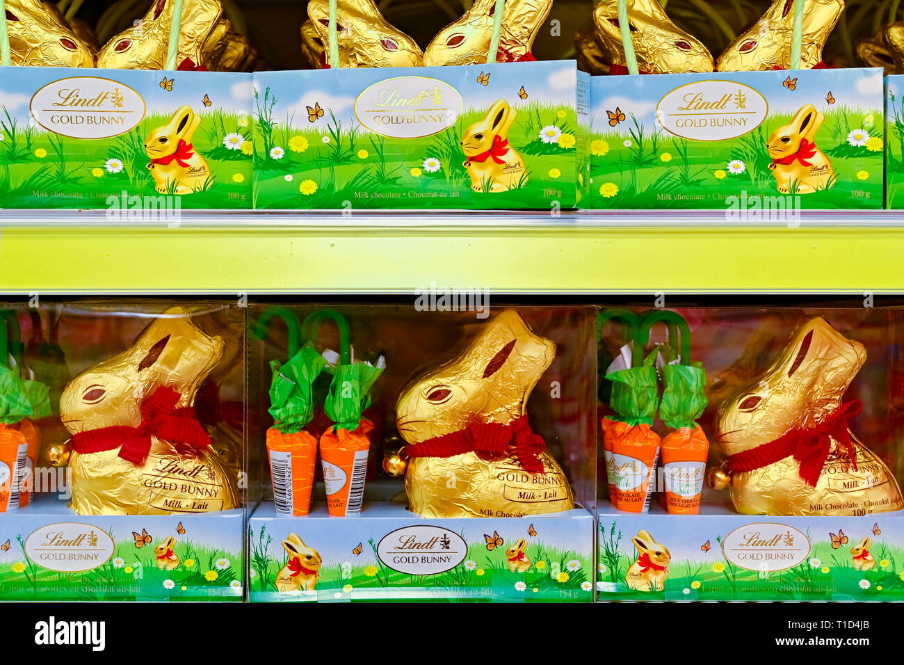 Foil wrapped Lindt Gold Bunny Chocolate Easter bunnies on store shelf Stock Photo