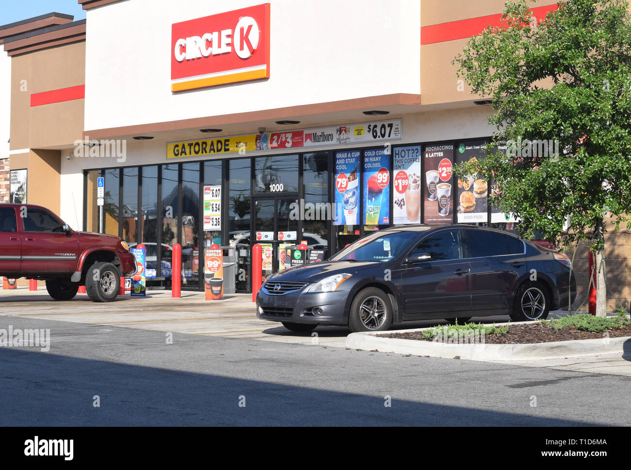 Convenience store front usa hires stock photography and images Alamy