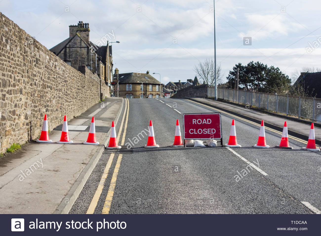 Road Closed Sign High Resolution Stock Photography and Images Alamy