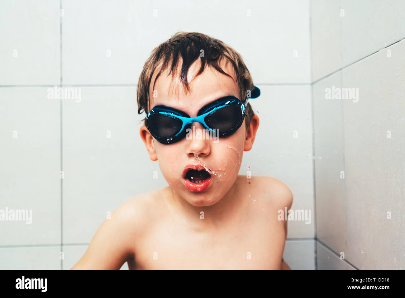 Boy swim mask bathtub hires stock photography and images Alamy