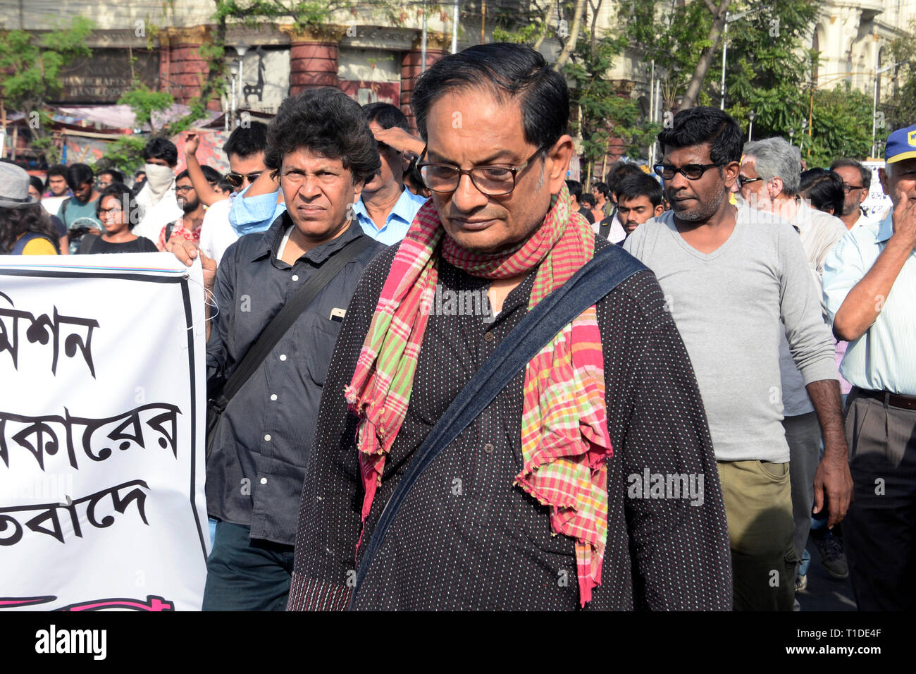Kolkata, India. 25th Mar, 2019. Vice President of the People's Union for Civil Liberties Binayak Sen take part in the Association for Protection of Democratic Rights or APDR rally in support of School Service Commission or SSC aspirants who are in a hunger strike for 26 days for their demands. Credit: Saikat Paul/Pacific Press/Alamy Live News Stock Photo