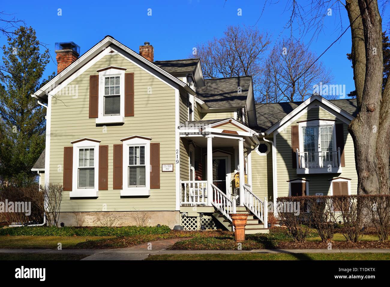 West Dundee, Illinois, USA. Pretty, well maintained home dating from 1892. The 19th century dwelling is recognized by a commemorative plaque. Stock Photo