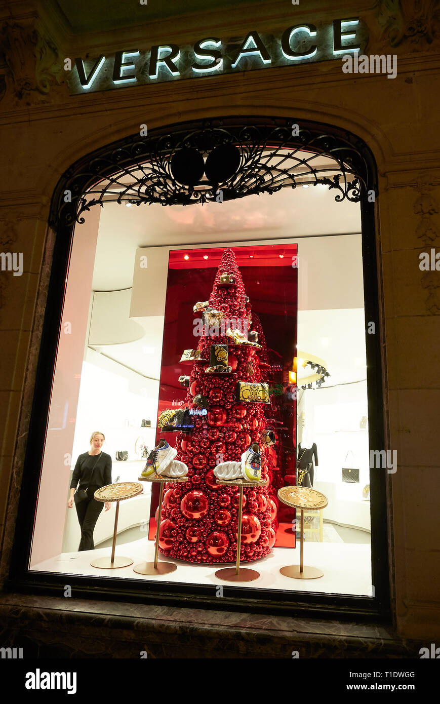 16.12.2018, Brussels, Brussels-Capital, Belgium - The illuminated and  Christmassy decorated shop window of the VERSACE boutique in the evening.  00R181 Stock Photo - Alamy