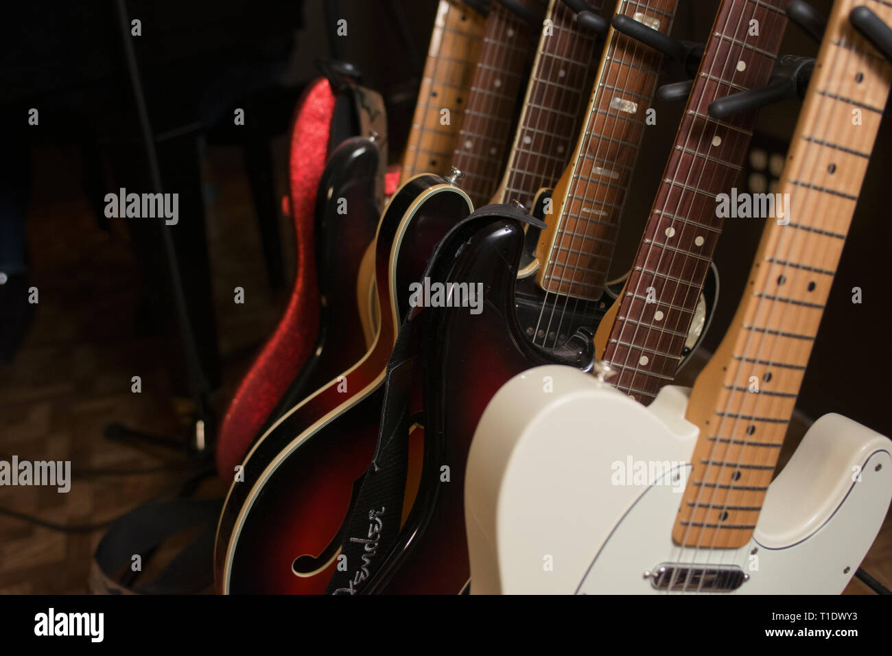 Stand up bass hires stock photography and images Alamy