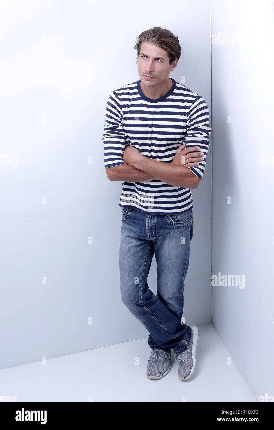 Man standing facing wall hi-res stock photography and images - Alamy