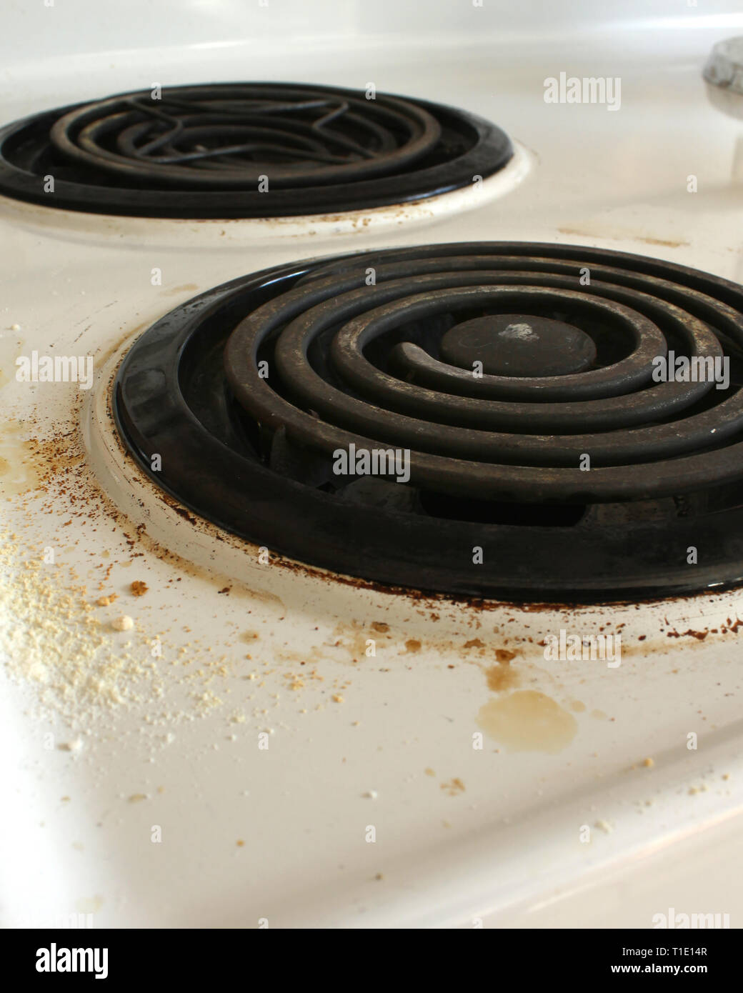 https://c8.alamy.com/comp/T1E14R/dirty-and-beat-up-coil-stove-top-T1E14R.jpg