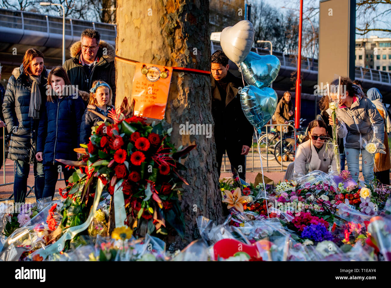 UTRECHT - Belangstellenden leggen bloemen op het 24 Oktoberplein, de dag na het schietincident.  De schietpartij in een tram op het 24 Oktoberplein in Utrecht heeft aan drie mensen het leven gekost. Vijf mensen raakten gewond, drie van hen zijn er ernstig aan toe.  Gökmen T. ROBIN UTRECHT Stock Photo