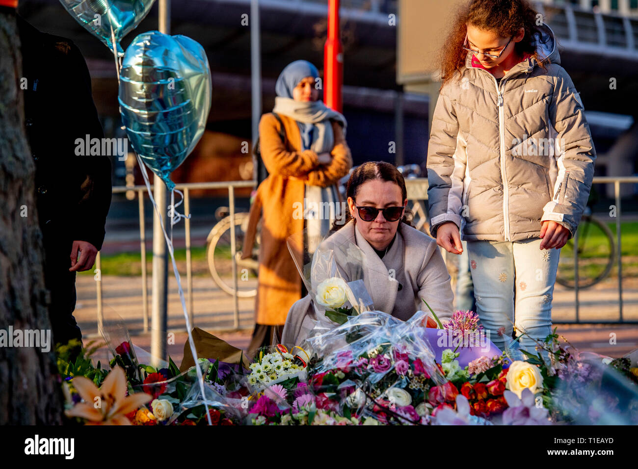 UTRECHT - Belangstellenden leggen bloemen op het 24 Oktoberplein, de dag na het schietincident.  De schietpartij in een tram op het 24 Oktoberplein in Utrecht heeft aan drie mensen het leven gekost. Vijf mensen raakten gewond, drie van hen zijn er ernstig aan toe.  Gökmen T. ROBIN UTRECHT Stock Photo