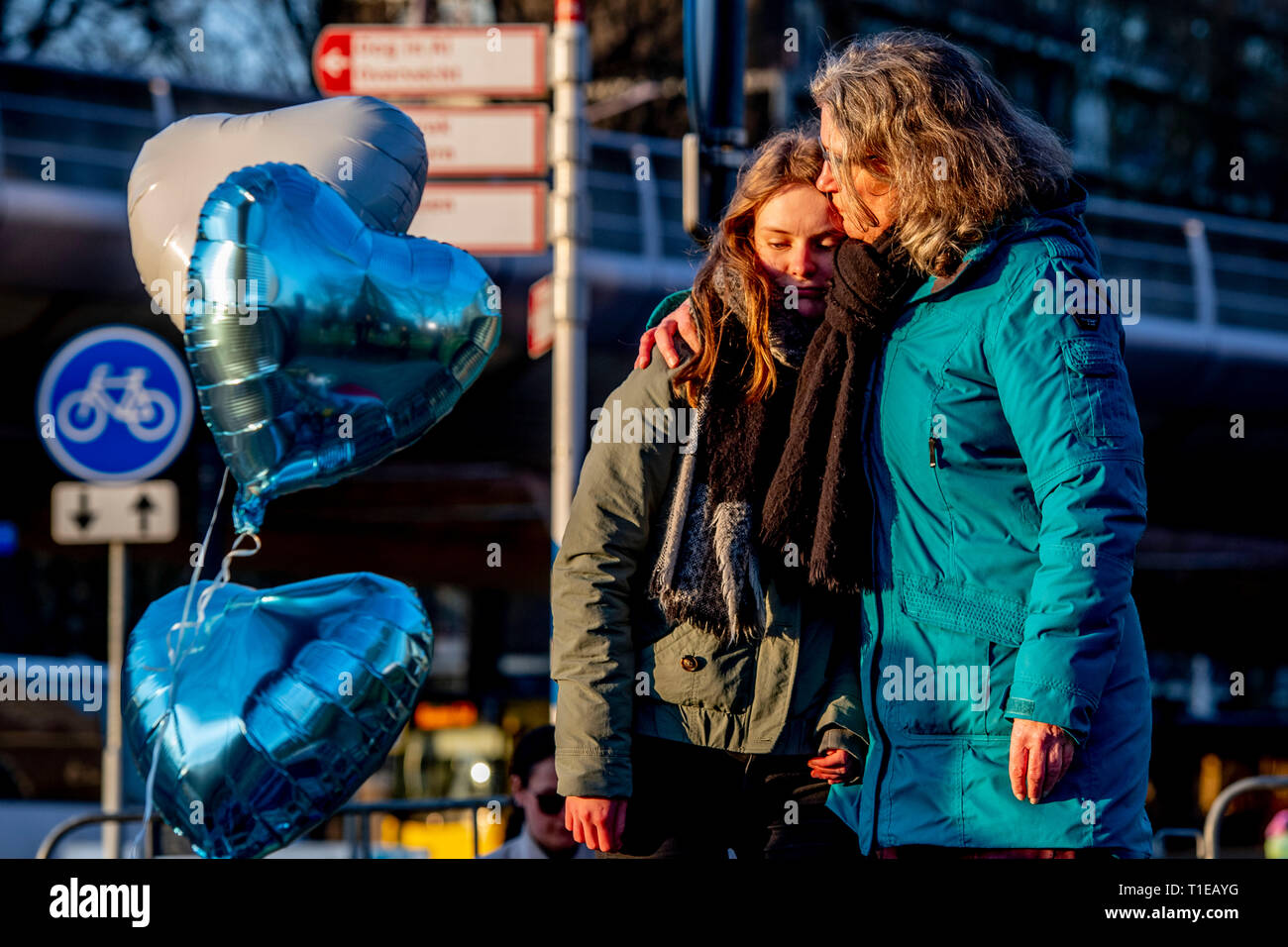 UTRECHT - Belangstellenden leggen bloemen op het 24 Oktoberplein, de dag na het schietincident.  De schietpartij in een tram op het 24 Oktoberplein in Utrecht heeft aan drie mensen het leven gekost. Vijf mensen raakten gewond, drie van hen zijn er ernstig aan toe.  Gökmen T. ROBIN UTRECHT Stock Photo