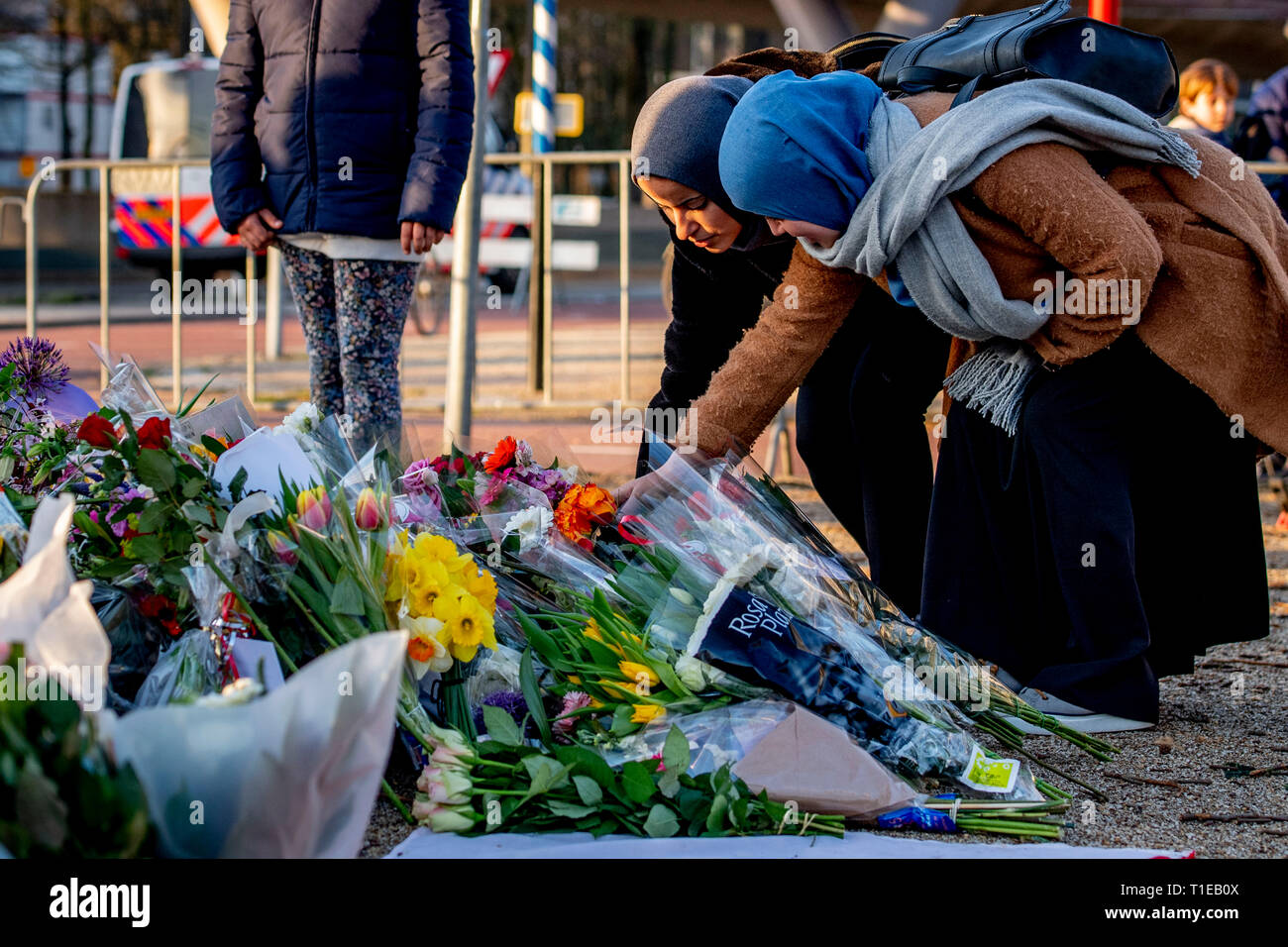 UTRECHT - Belangstellenden leggen bloemen op het 24 Oktoberplein, de dag na het schietincident.  De schietpartij in een tram op het 24 Oktoberplein in Utrecht heeft aan drie mensen het leven gekost. Vijf mensen raakten gewond, drie van hen zijn er ernstig aan toe.  Gökmen T. ROBIN UTRECHT Stock Photo