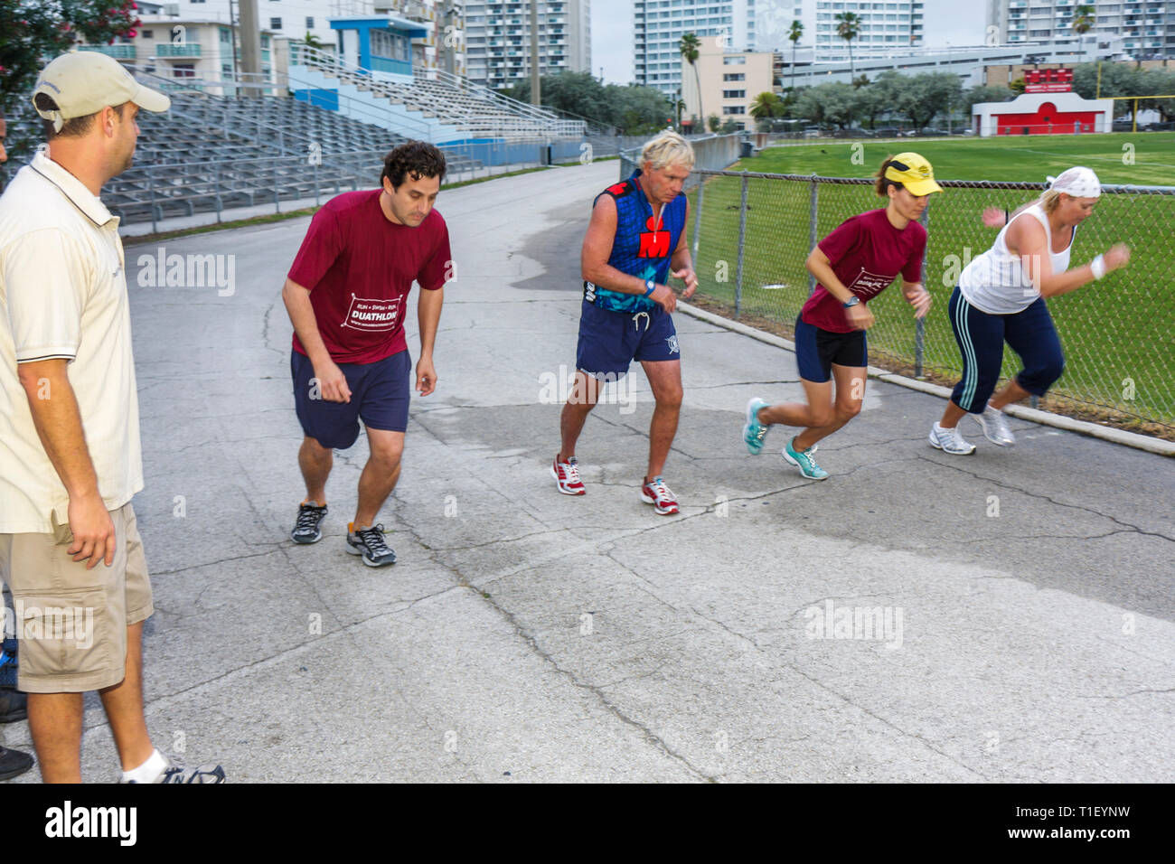Female athlete at the starting line hi-res stock photography and images ...