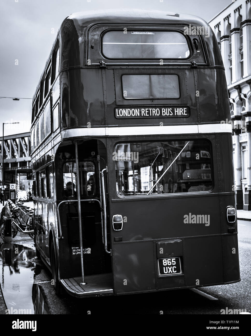 Vintage london bus black and white hi-res stock photography and images