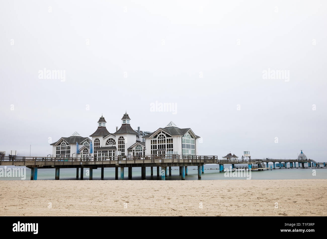 Seebrücke Sellin Rügen - Sea Bridge Stock Photo - Alamy