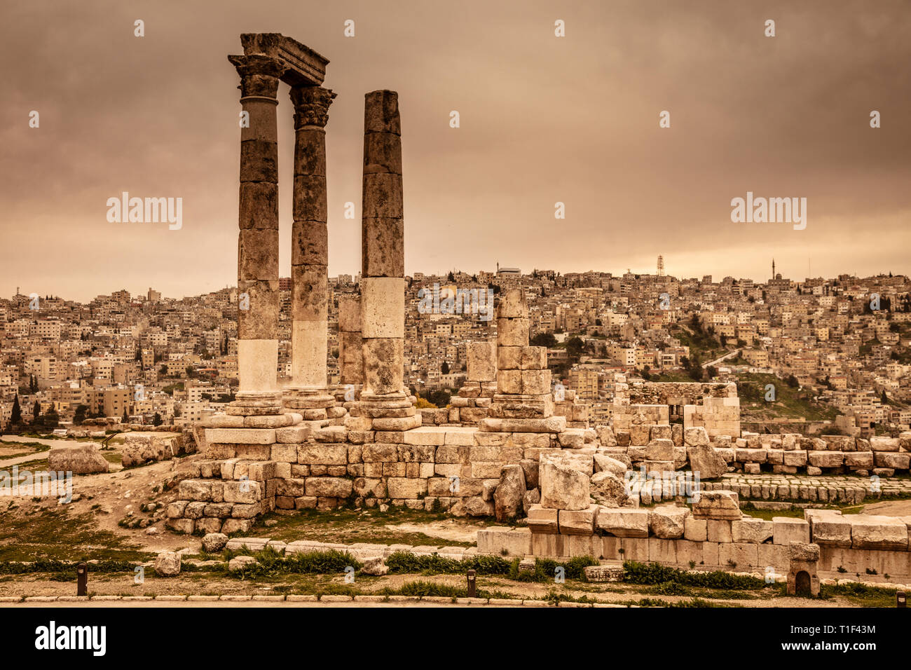 Detail of the columns located in the citadel of Amman located atop Jabal Al Qal'a, with the background of the old city. Jordan. Stock Photo