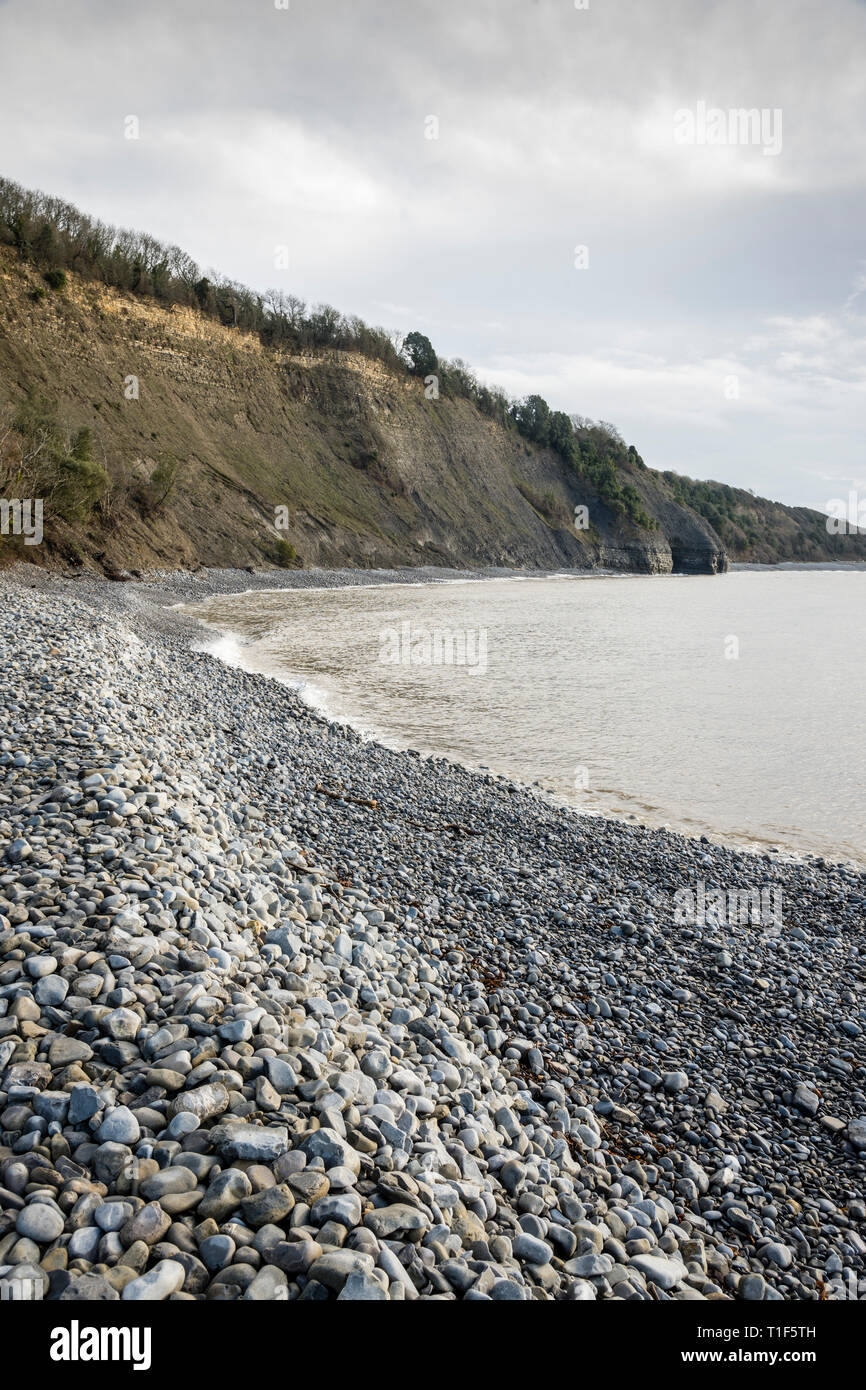 The cliffs and pebble beach between the Knap and Porthkerry, Barry, on an overcast, cloudy day Stock Photo