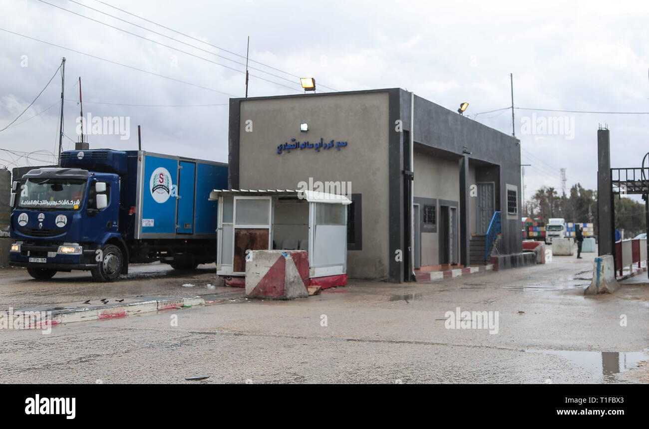 Gaza, Palestine. 25th Mar, 2019. The Israeli army decided to close the Kerem Shalom crossing and the Erez crossing with the Gaza Strip in response to the rocket fired from Gaza this. Credit: Yousef Masoud /Pacific Press/Alamy Live News Stock Photo