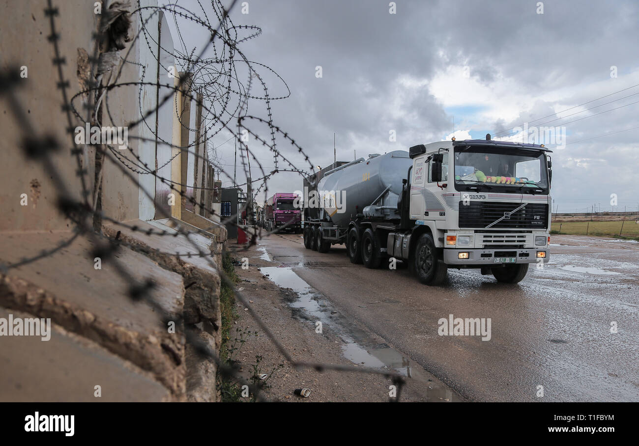 Gaza, Palestine. 25th Mar, 2019. The Israeli army decided to close the Kerem Shalom crossing and the Erez crossing with the Gaza Strip in response to the rocket fired from Gaza this. Credit: Yousef Masoud /Pacific Press/Alamy Live News Stock Photo