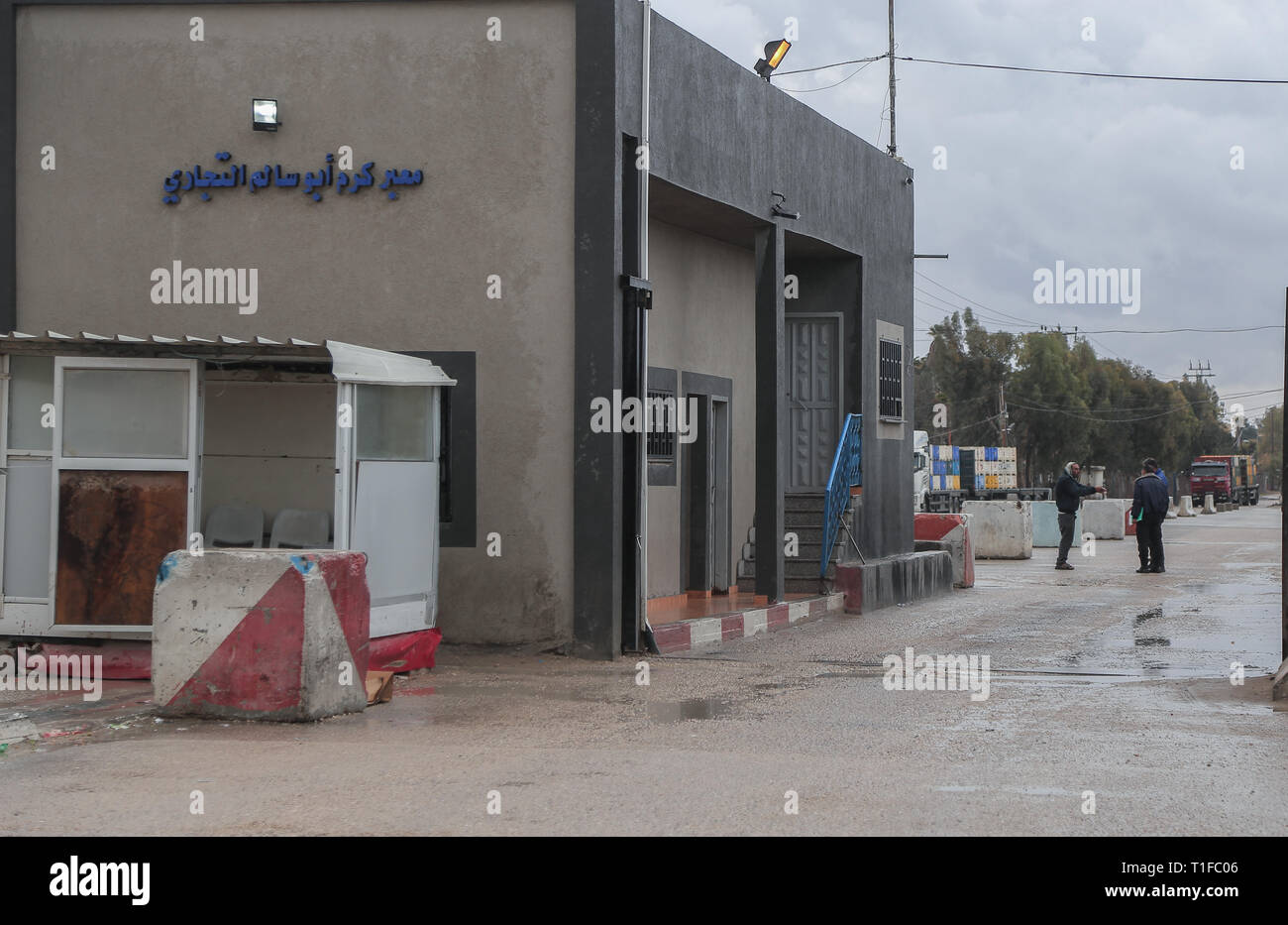 Gaza, Palestine. 25th Mar, 2019. The Israeli army decided to close the Kerem Shalom crossing and the Erez crossing with the Gaza Strip in response to the rocket fired from Gaza this. Credit: Yousef Masoud /Pacific Press/Alamy Live News Stock Photo