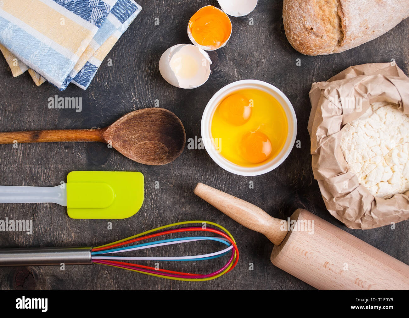 https://c8.alamy.com/comp/T1FRY5/baking-kitchen-utensils-on-vintage-planked-wood-table-from-above-T1FRY5.jpg