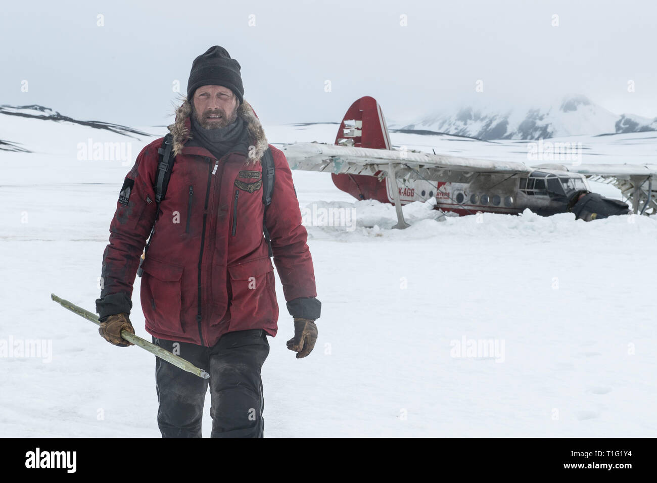 USA. Mads Mikkelsen in the ©Bleecker Street Media new movie: Arctic (2018). Plot: A man stranded in the Arctic after an airplane crash must decide whether to remain in the relative safety of his makeshift camp or to embark on a deadly trek through the unknown. Ref:LMK106-J4344-110219 Supplied by LMKMEDIA. Editorial Only. Landmark Media is not the copyright owner of these Film or TV stills but provides a service only for recognised Media outlets. pictures@lmkmedia.com Stock Photo
