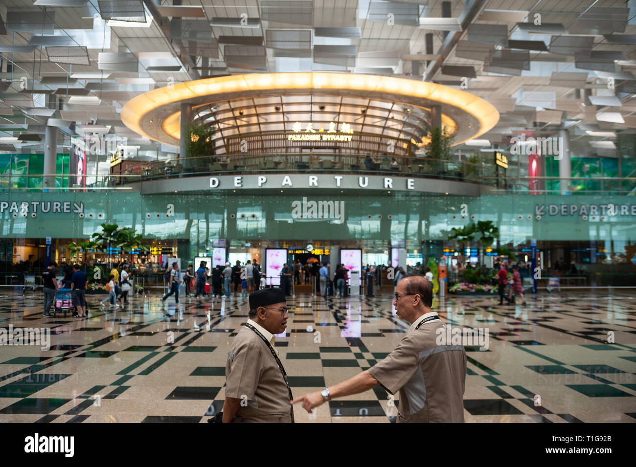 01.03.2019, Singapore, Singapore, Singapore - Two airport employees are talking in the departure hall of Terminal 3 at Changi Airport. 0SL190301D036CA Stock Photo