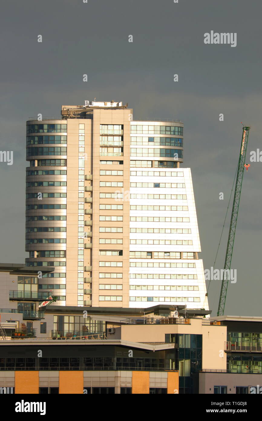 Bridgewater Place in Leeds, with the sun reflecting its surface ...